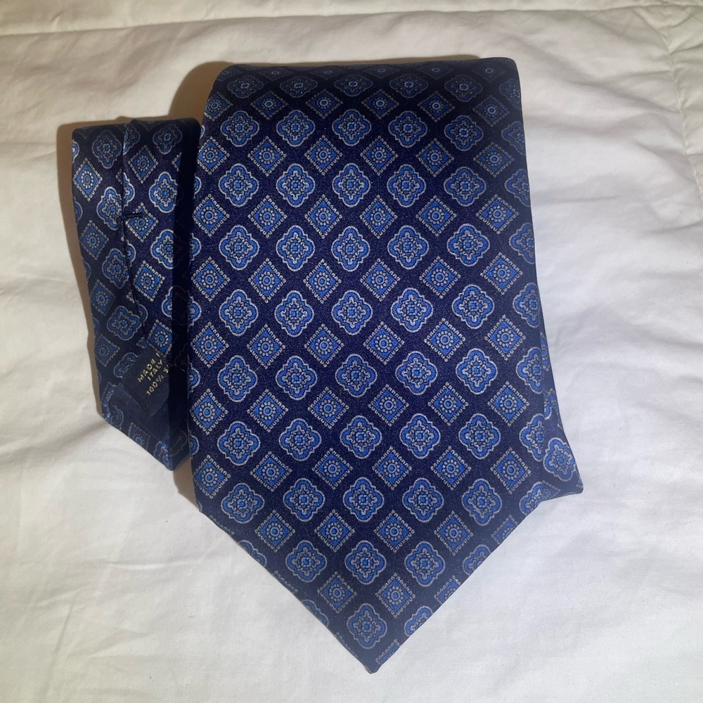 Banana Republic Navy 100% silk tie. Made in Italy.